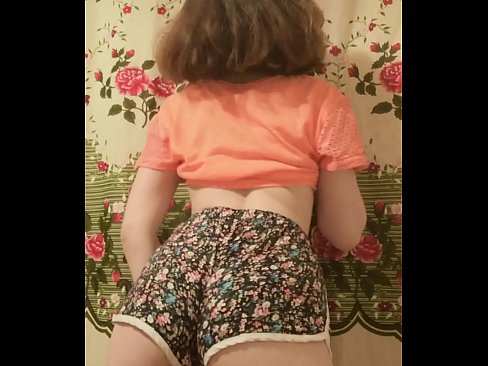 ❤️ Nena jove sexy despullant-se els pantalons curts davant la càmera ❌ Vídeo de sexe a nosaltres ️❤