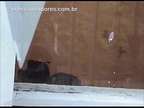 ❤️ Home excitat mirant la seva xicota amb un altre noi, gravant un vídeo de merda sense molestar la parella ❌ Vídeo de sexe a nosaltres ️❤