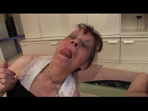 ❤️ Dues àvies i un avi fan un trio ❌ Vídeo de sexe a nosaltres ️❤
