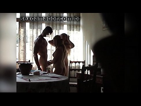 ❤️ Els amics sexuals conviden un home gegant i un trio amb ell ❌ Vídeo de sexe a nosaltres ️❤