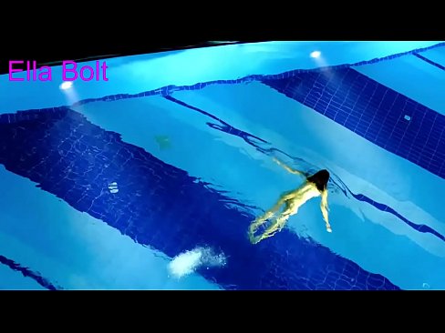 ❤️ No puc parar de mirar-la, jove rossa presa nedant nua a la piscina del complex ELLA BOLT ❌ Vídeo de sexe a nosaltres ️❤