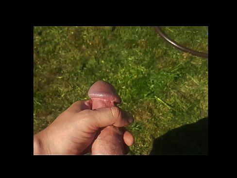 ❤️ Una guapa calenta es folla el seu cony rosa i es corre amb un esquitxat en un jardí d'estiu ❌ Vídeo de sexe a nosaltres ️❤