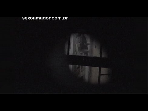 ❤️ Blondie és gravada en secret per un voyeur del barri amagat darrere de maons buits ❌ Vídeo de sexe a nosaltres ️❤