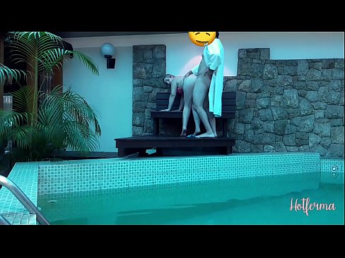 ❤️ El cap convida la criada a la piscina, però no va poder resistir-se a una calor ❌ Vídeo de sexe a nosaltres ️❤