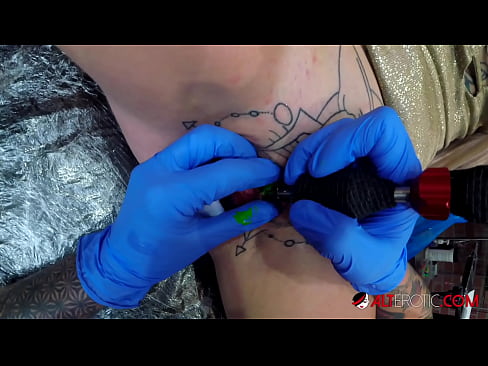 ❤️ La bomba Sully Savage, molt tatuada, es va tatuar al clítoris ❌ Vídeo de sexe a nosaltres ️❤