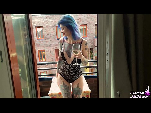 ❤️ Una noia tremenda xuclant amb un glop i follant apassionadament sota el cel obert ❌ Vídeo de sexe a nosaltres ️❤